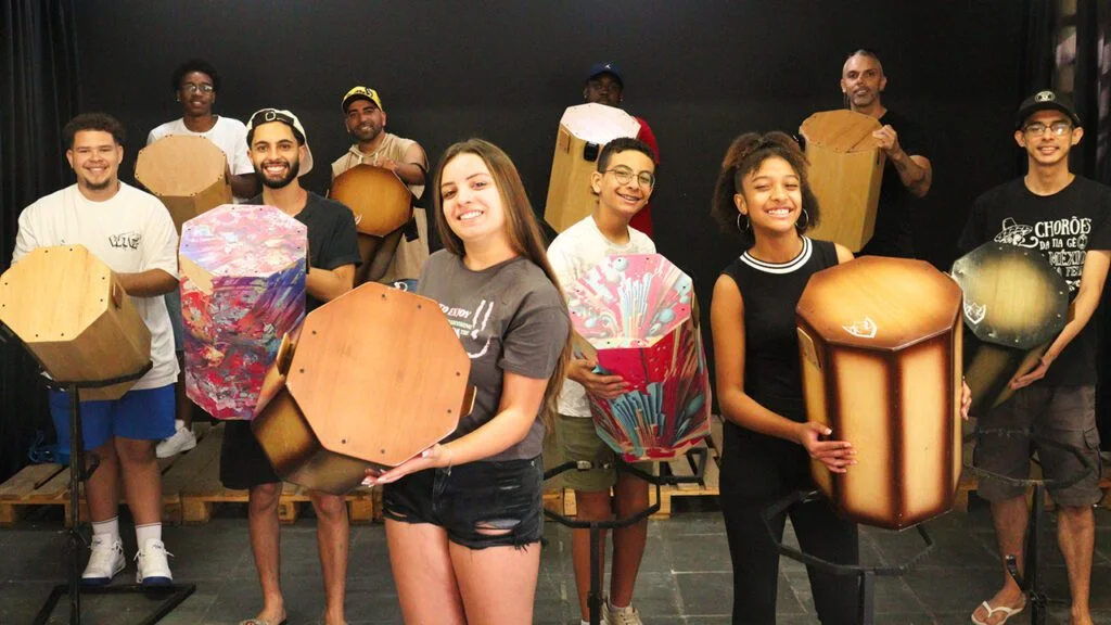 Ripaxote: Galera mostrando o instrumento da Alegria, o Ripaton!